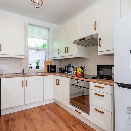 Attic Style 2 Bed Duplex Apartment With Rooftop Patio Belfast Bagian luar foto