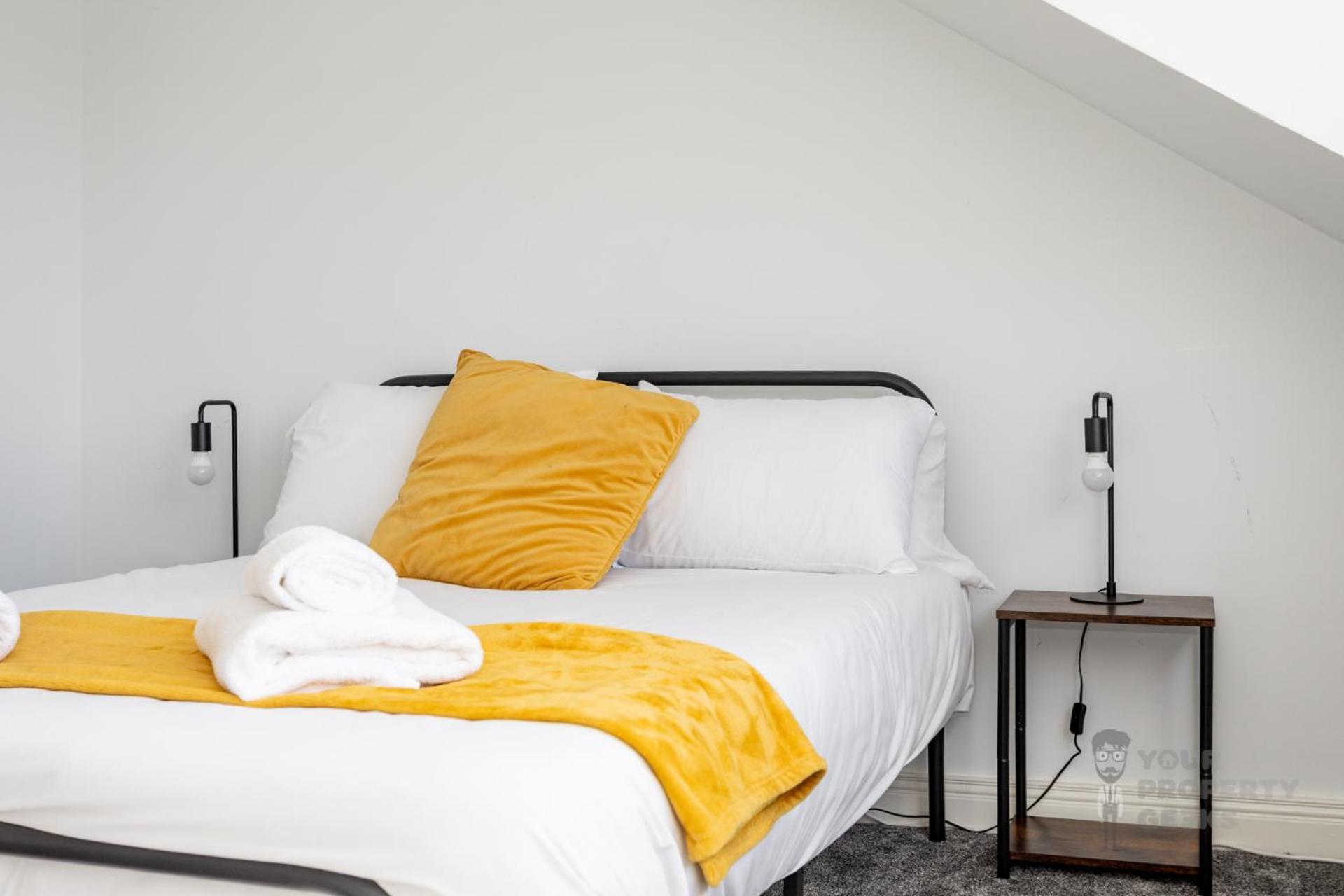 Attic Style 2 Bed Duplex Apartment With Rooftop Patio Belfast Bagian luar foto
