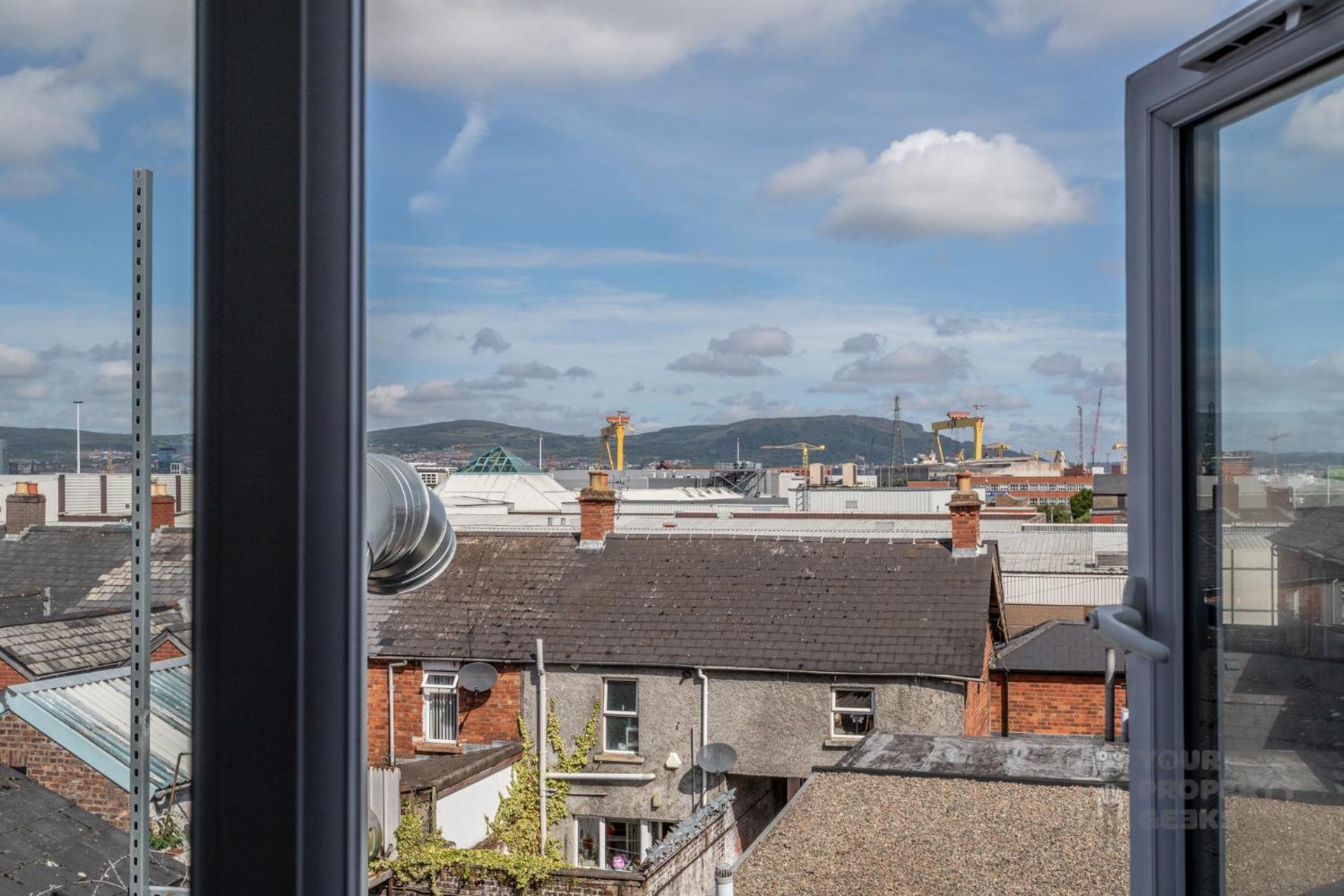 Attic Style 2 Bed Duplex Apartment With Rooftop Patio Belfast Bagian luar foto