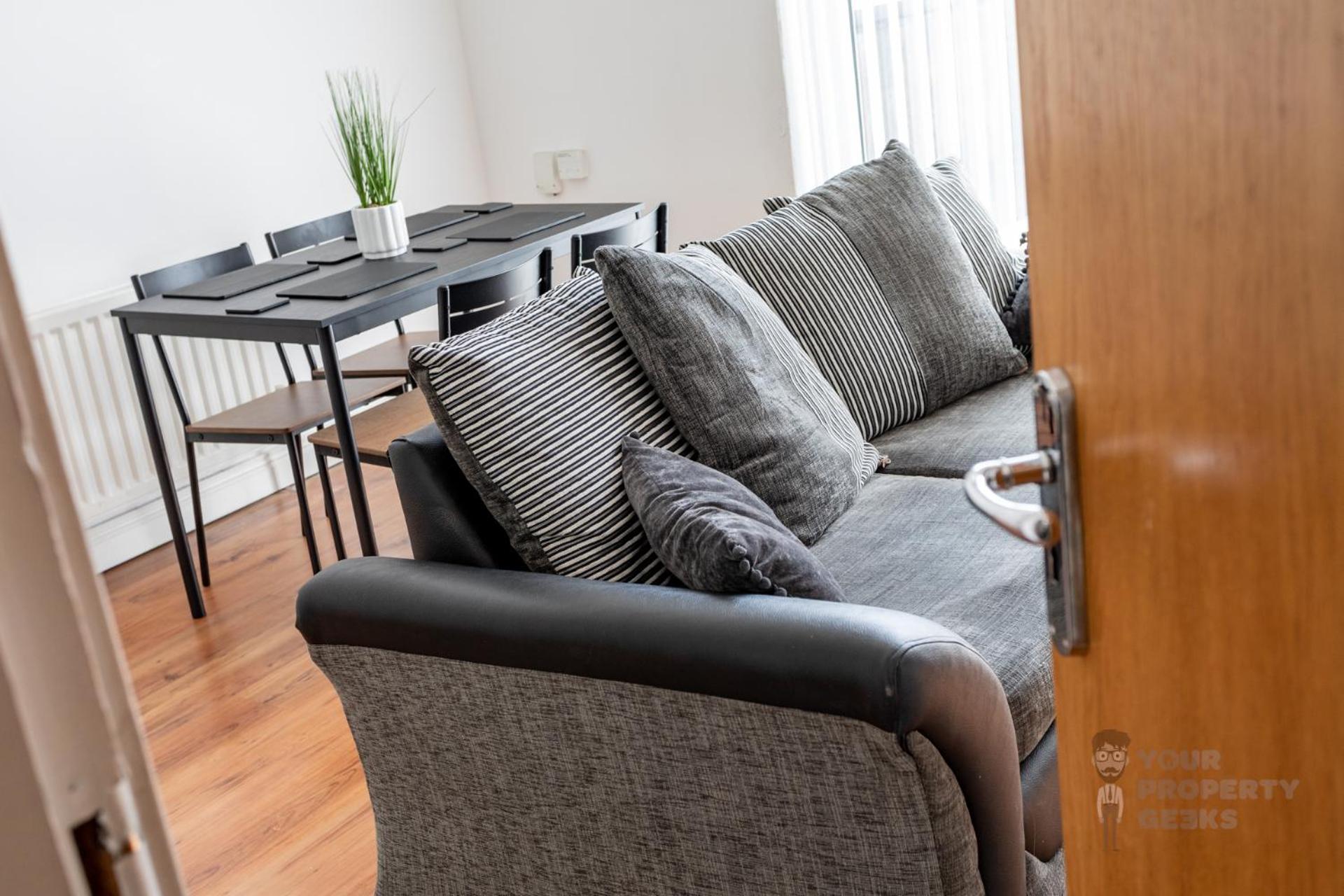 Attic Style 2 Bed Duplex Apartment With Rooftop Patio Belfast Bagian luar foto