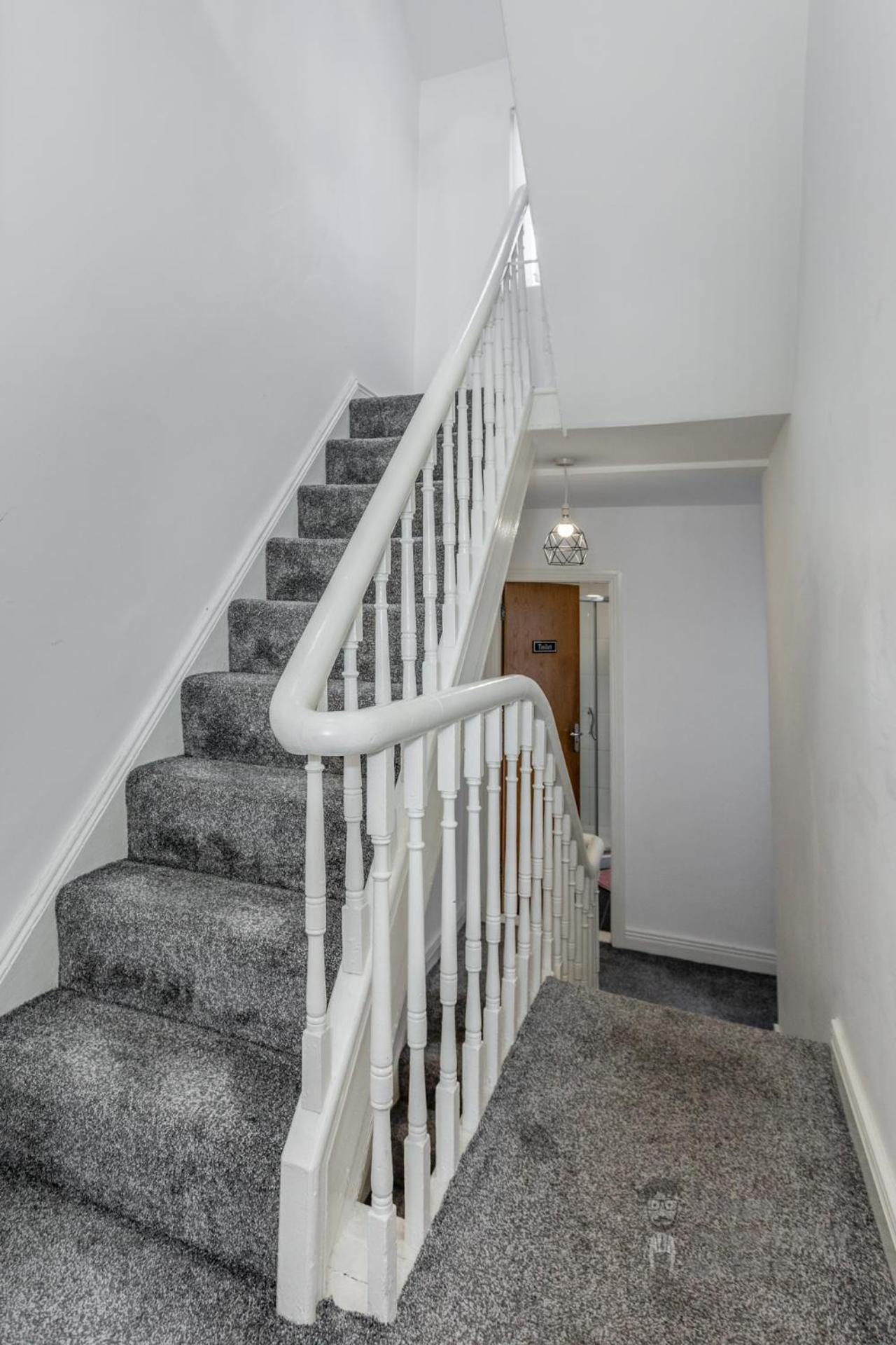 Attic Style 2 Bed Duplex Apartment With Rooftop Patio Belfast Bagian luar foto